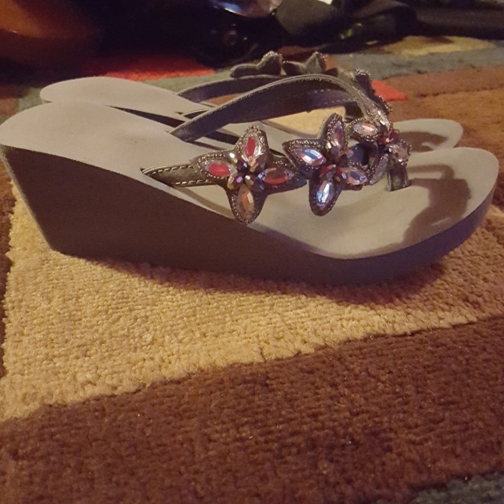 *GUC* Apt. 9 Gray Flower Wedge Sandles